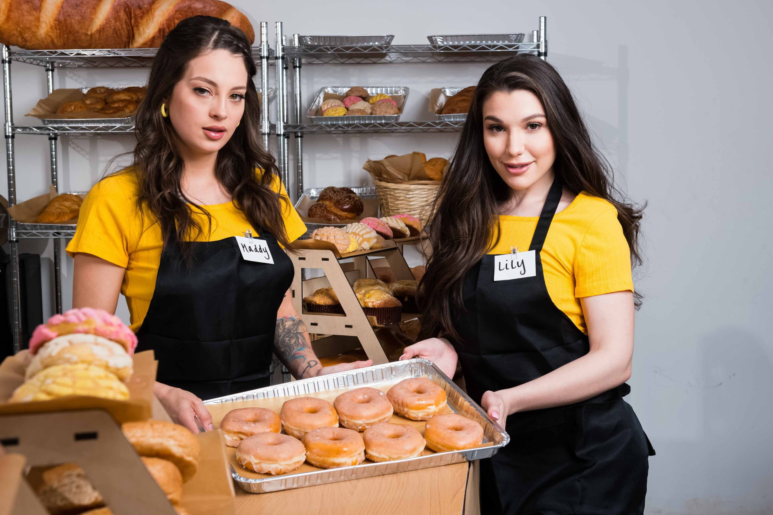 [Brazzers] Maddy May, Lily Lou – Biz Up Front, Party In the Back